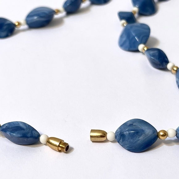 ❤️ Vintage Avon Blue Marbled Acrylic Chunky Necklace - Picture 5 of 6